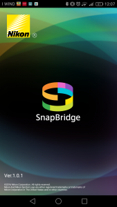 La schermata di benvenuto dell’app Nikon SnapBridge cui segue la richiesta di attivare il supporto Bluetooth sullo smartphone.