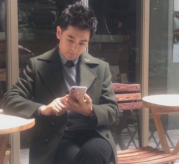 Jimmy Lin con in mano iPhone 7 Plus