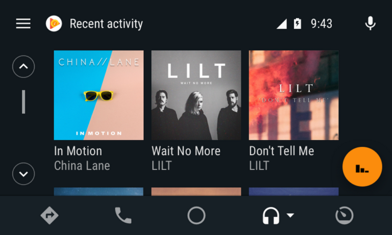 Google ha annunciato oggi alcune interessanti novità per Android Auto riguardanti le funzionalità multimediali e di messaggistica all'interno. Fin dall’inizio è sempre stato possibile riprodurre in streaming musica, podcast e audiolibri in auto, con diverse app come Play Music, Pocket Casts o Audible, ma da oggi è possibile farlo ancora più facilmente. Google sta infatti portando i contenuti in primo piano nella schermata di Android Auto, in modo che tu possa dedicare meno tempo alla ricerca di contenuti da ascoltare e dedicare più tempo sulla strada. Tutto ciò avverrà ingrandendo la copertina dell'album non solo per fare sembrare tutto più bello ma per rendere tutto più facile mentre si guida. Migliorato anche il layout generale, con un passaggio immediato tra le app preferite e la ricerca vocale (ora eseguita tramite Assistente Google). Con l’update è possibile pronunciare "OK Google play Eminem" e Google restituirà un risultato di ricerca categorizzato sullo schermo del tuo veicolo per trovare una traccia di gradimaneot L'altra area in cui Android Auto sta ottenendo alcuni aggiornamenti oggi è nella sezione di messaggistica. Aggiunto infatti il supporto per gli MMS, RC e messaggistica di gruppo che permetterà il supporto a Hangouts e WhatsApp. Messaggi che appariranno solo quando l'auto è ferma per la sicurezza e riguarderà solo le prime 10 o più parole del messaggio.